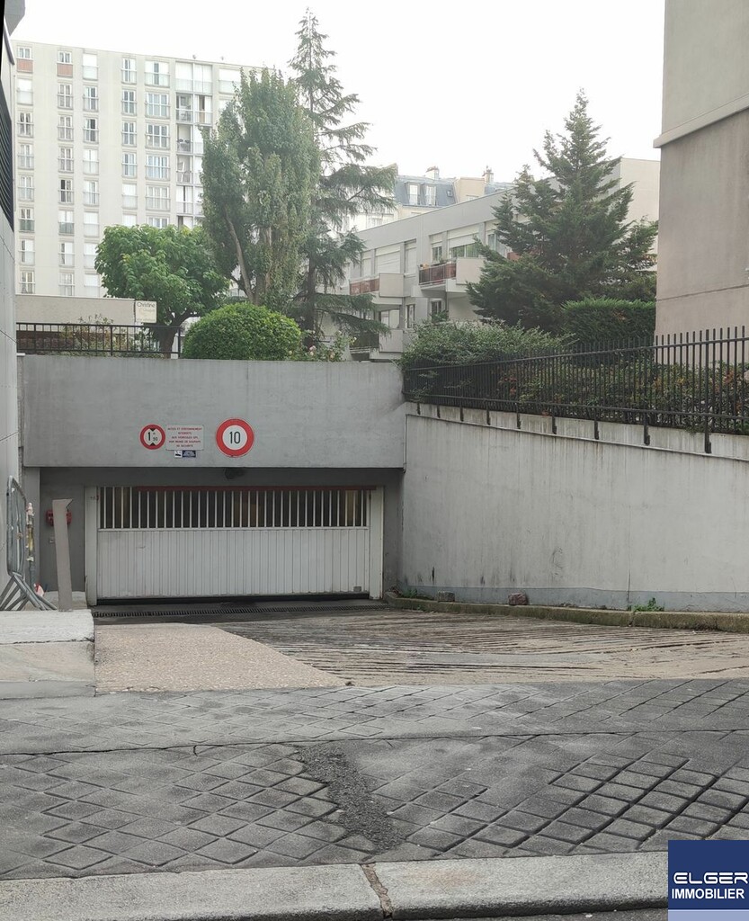 CLOSED PARKING BOX rue des Suisses - Métro PLAISANCE