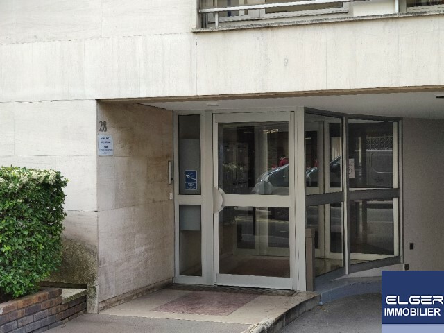 LARGE 2-ROOM APARTMENT rue du Général Beuret Métro VAUGIRARD