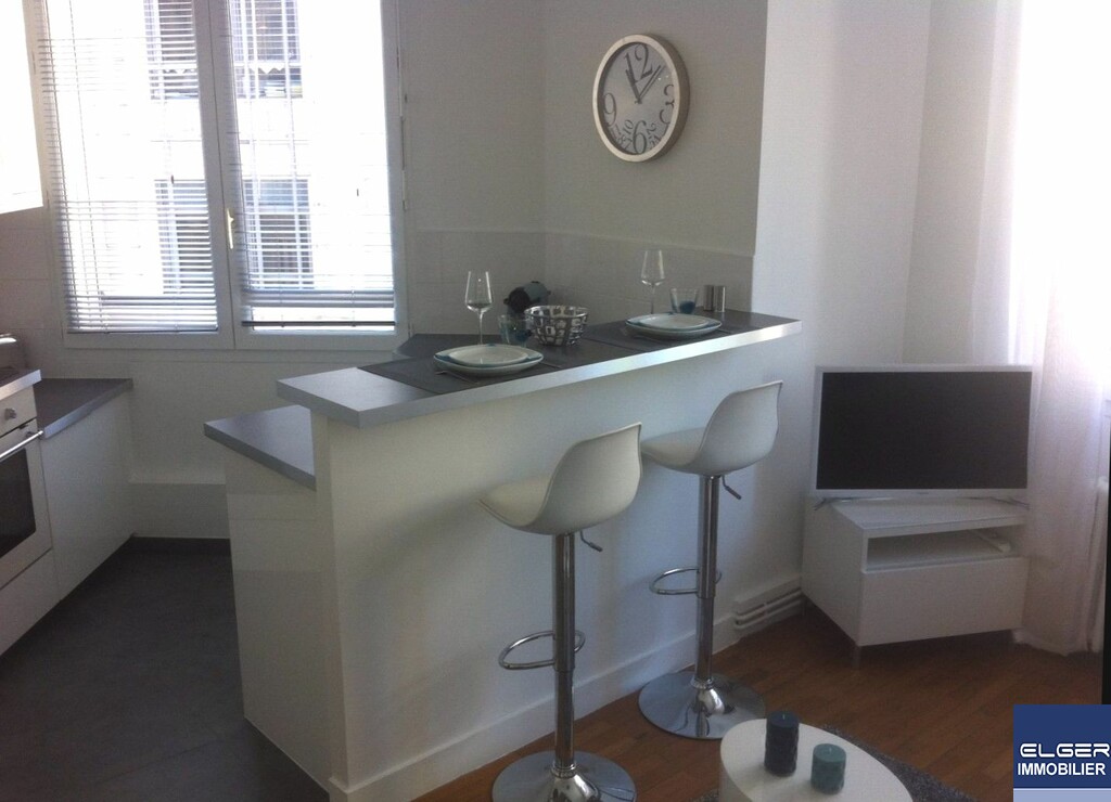 TWO ROOMS FURNISHED rue d'Artois PARIS 8 METRO Georges V