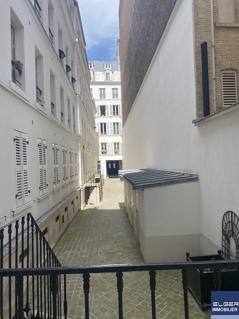 DEUX PIECES MEUBLEES rue Saint-Honoré Métro CONCORDE ou MADELEINE