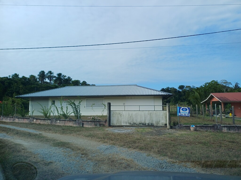Villa sise Avenue Georges Ifood Mana 3 pièces